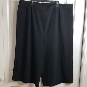 Rue size 3X black Capri with elastic waist EUC
